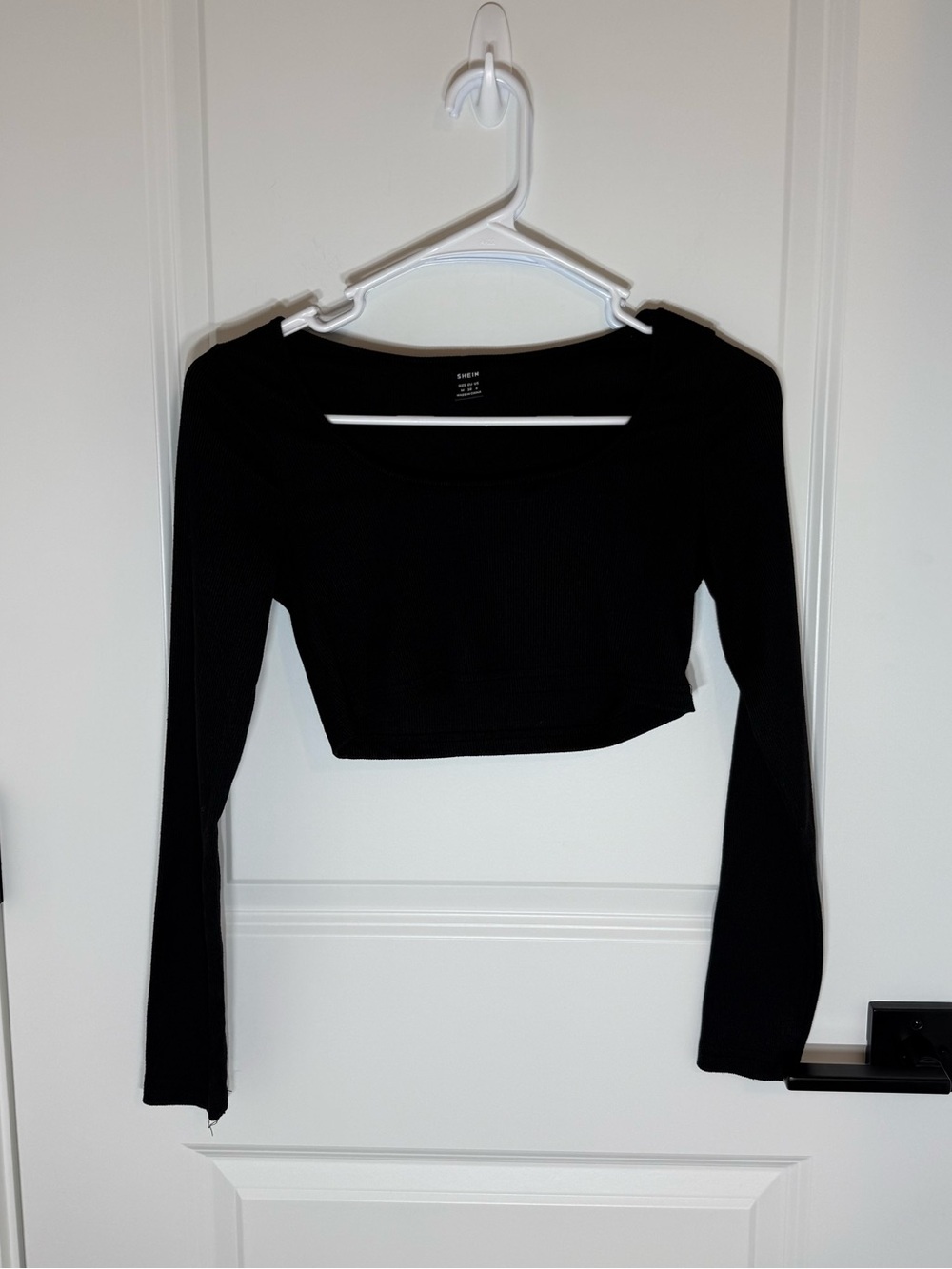 SHEIN Black Long-Sleeve Cropped Top